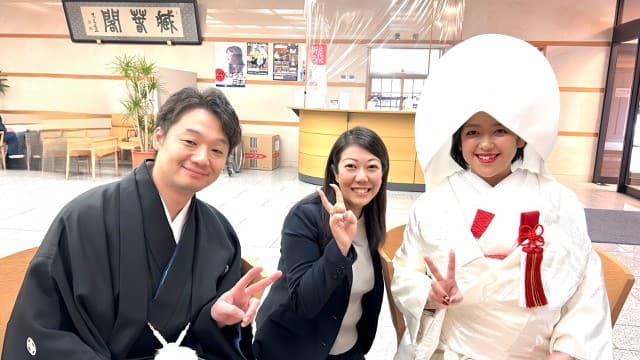 RootsWedding在北方城市以"创造连接过去与未来的时间和空间"为座右铭,在感受北海道风情的空间和度假酒店等地策划婚礼。该公司因时间限制