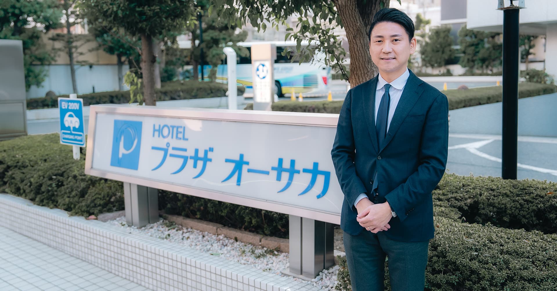 Hotel Plaza Osaka为了在前台繁忙的高峰时段也能专注于接待客人,引入了电话自动应答服务"MoreCall"。通过语音自动应答和SMS自动回复应对常见咨询,实现了约5成电话的自动化