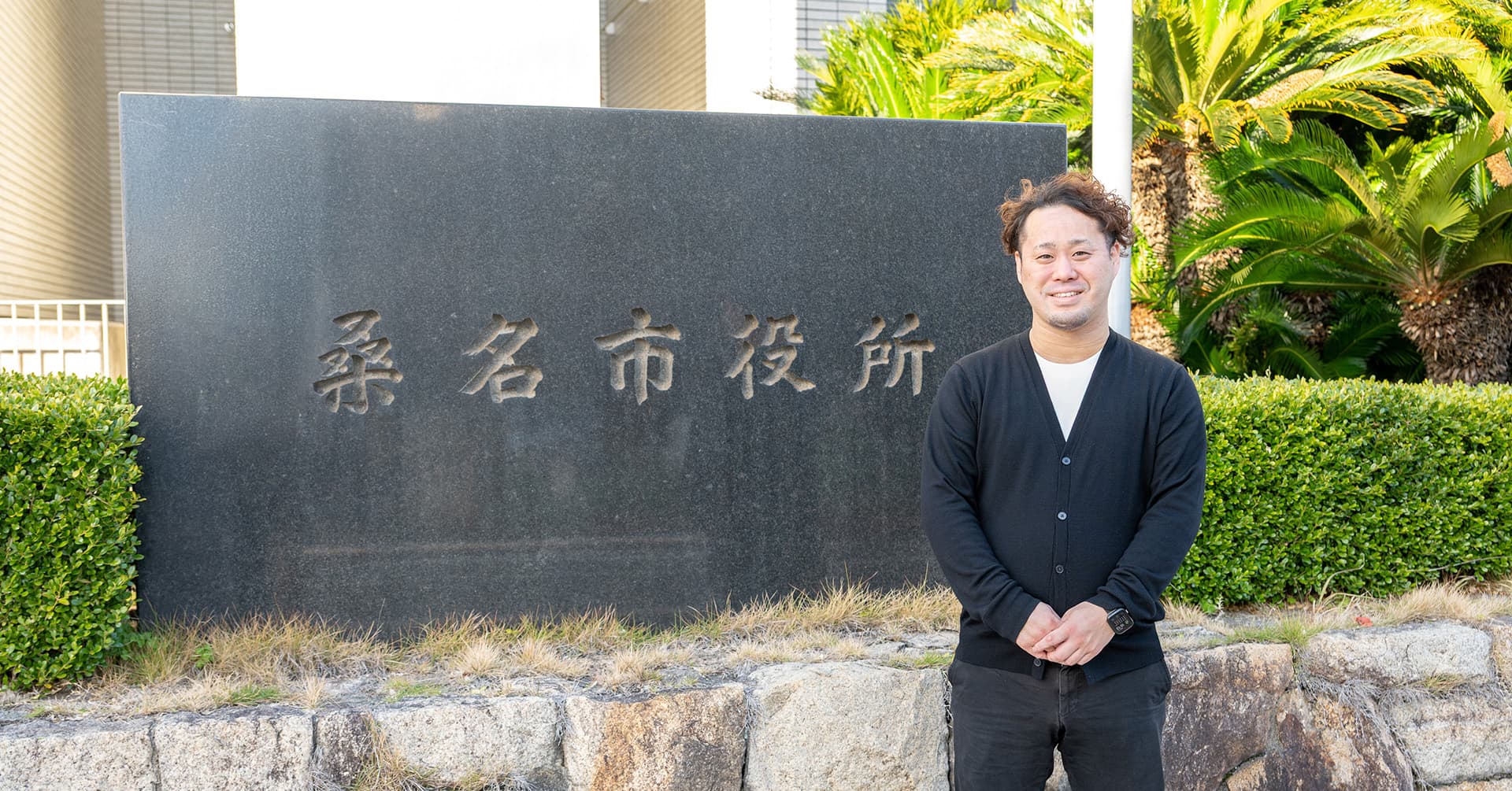 桑名市政府于2025年引进了电话自动应答服务“MoreCall”。通过语音识别Q&A功能将代表电话收到的各种咨询自动分配给适当部门,总务课的电话