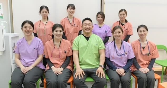 上仓牙科是位于横滨市都筑区的牙科医院,为了让地区居民能过上健康的每一天,提供从保险诊疗的一般牙科治疗到种植牙和美容牙科等自费诊疗的广泛服务。该院